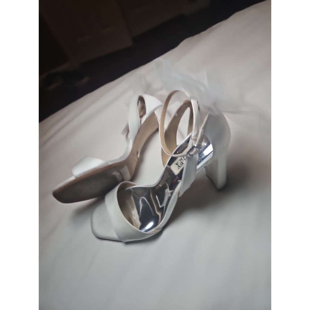 Badgley Mischka Kim Heeled Sandal Soft White Satin Women's 6.5 Wedding Prom Nice - Picture 5 of 10